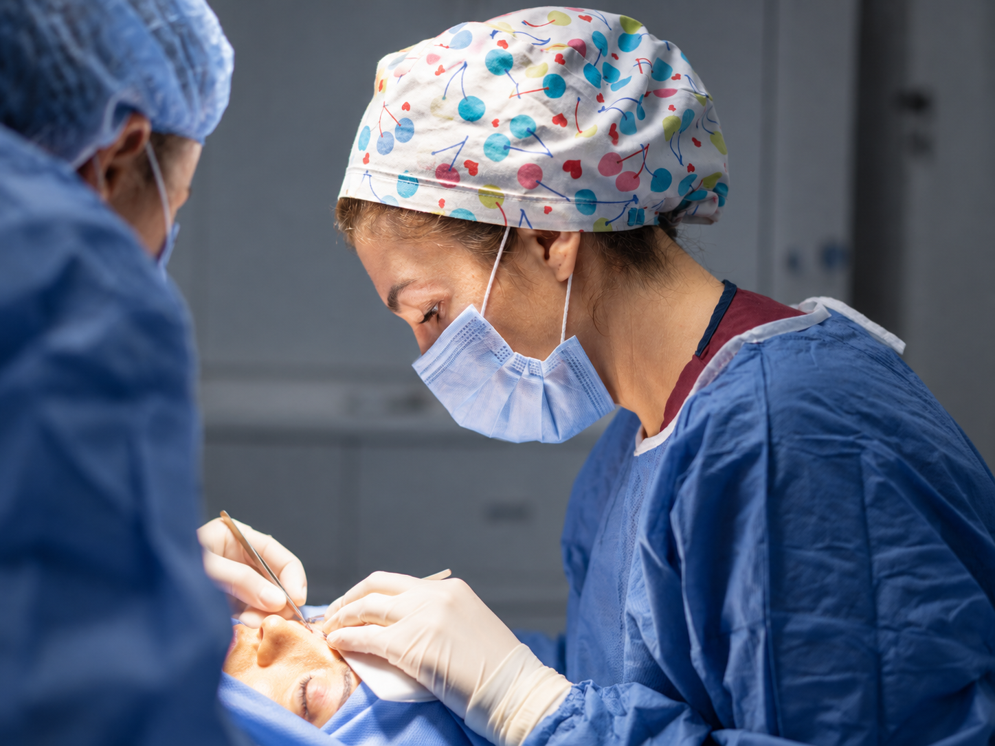 Dr.Yildiz ACAR EBCİM performing oculoplastic surgery İn İstanbul